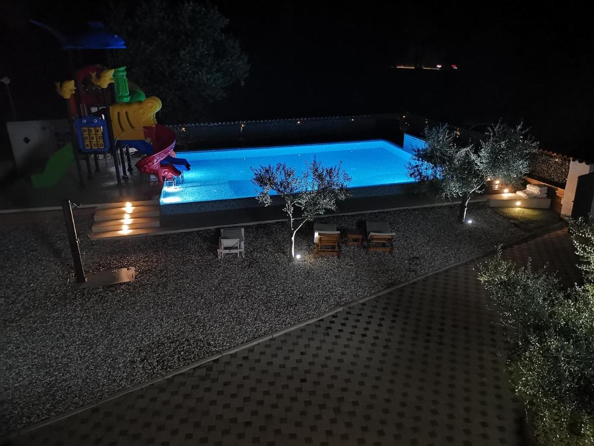 Large Camper In The Olive Grove Hotel Banjole Exterior foto